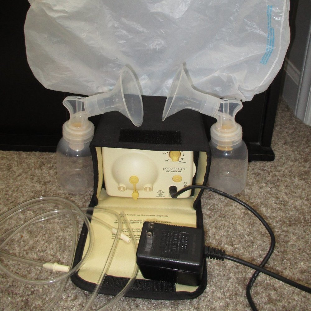 MEDELA Double Breast Feed Pump 8P61 with Bottles